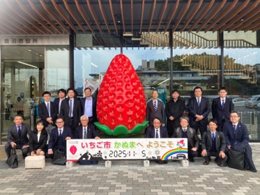 鹿沼市役所前にて